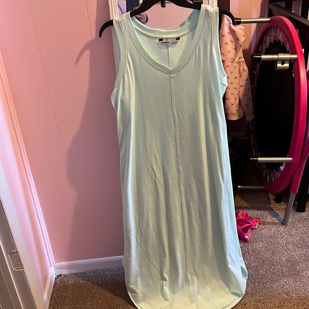 NWOT beautiful color mid calf length dress size M